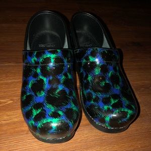 peacock danskos